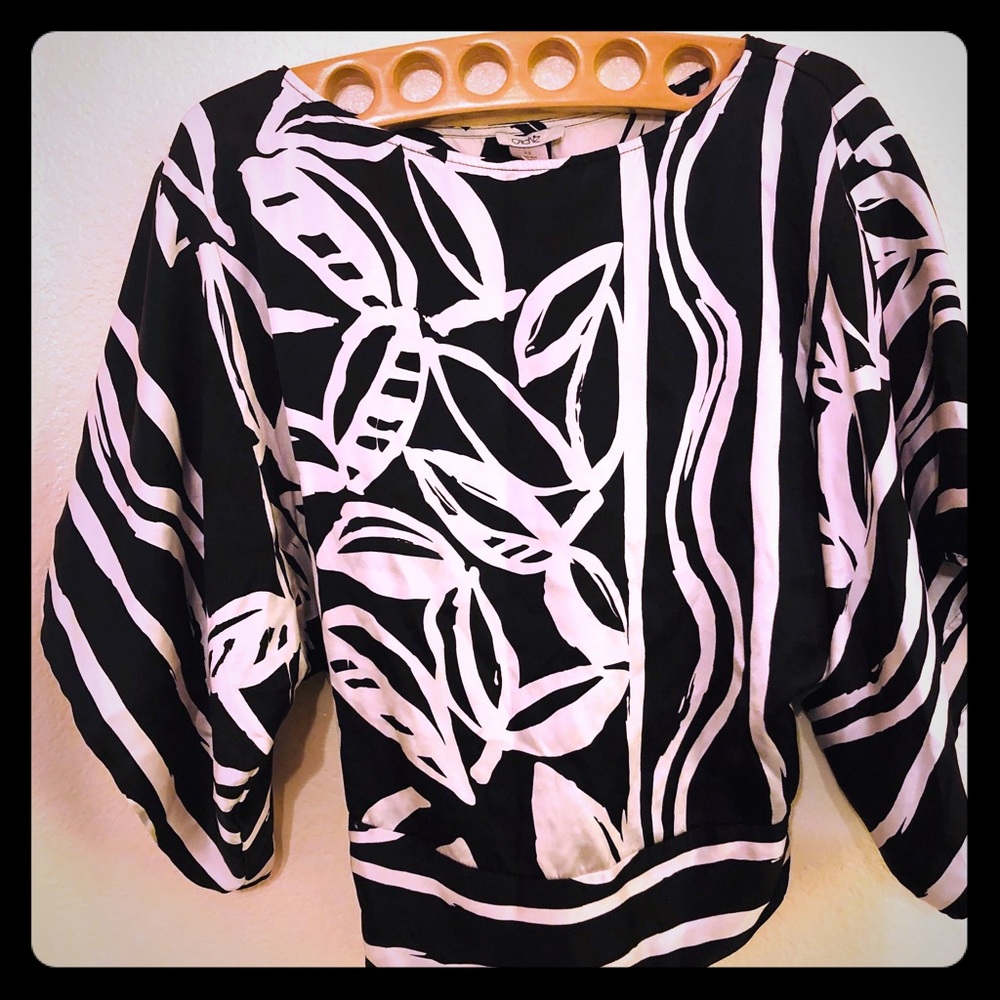 A silk Cache white and black blouse